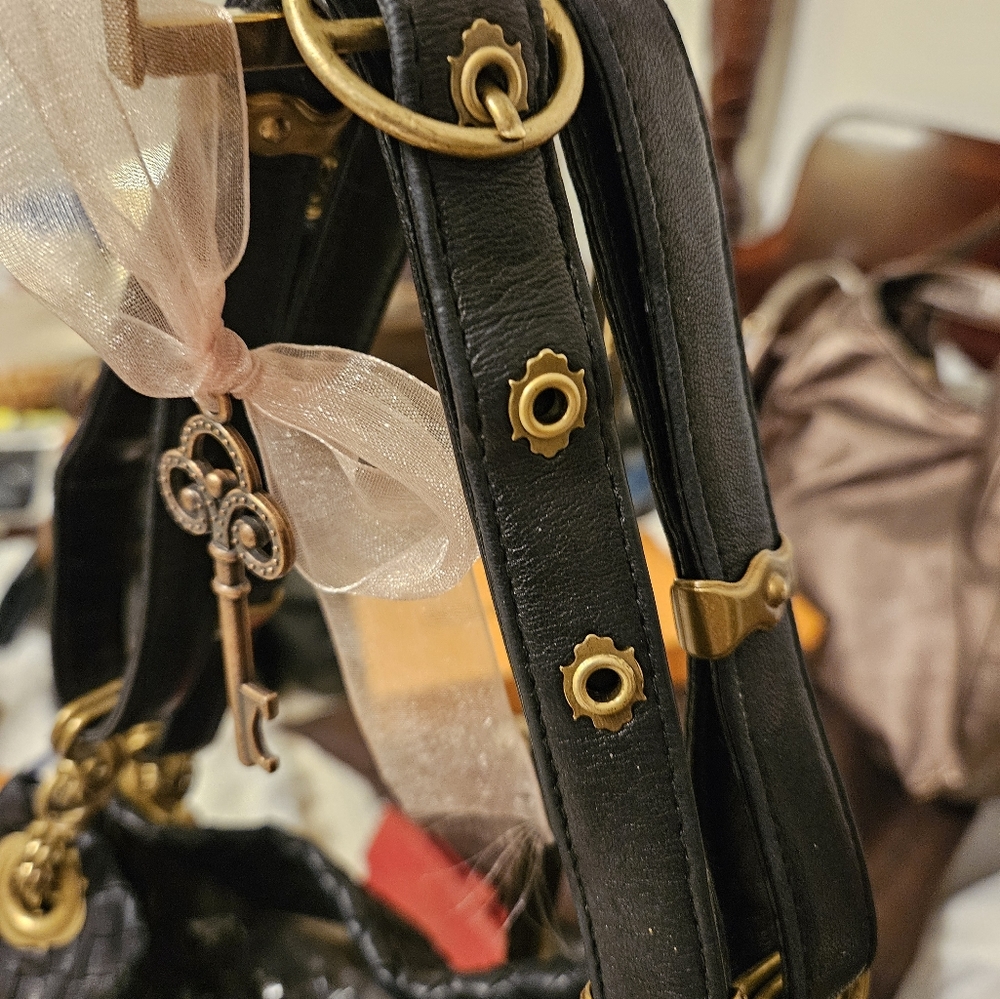 Bottega Veneta Genuine Woven Lambskin Leather Rare Purse Gold Hardware in Black. - Picture 6 of 15